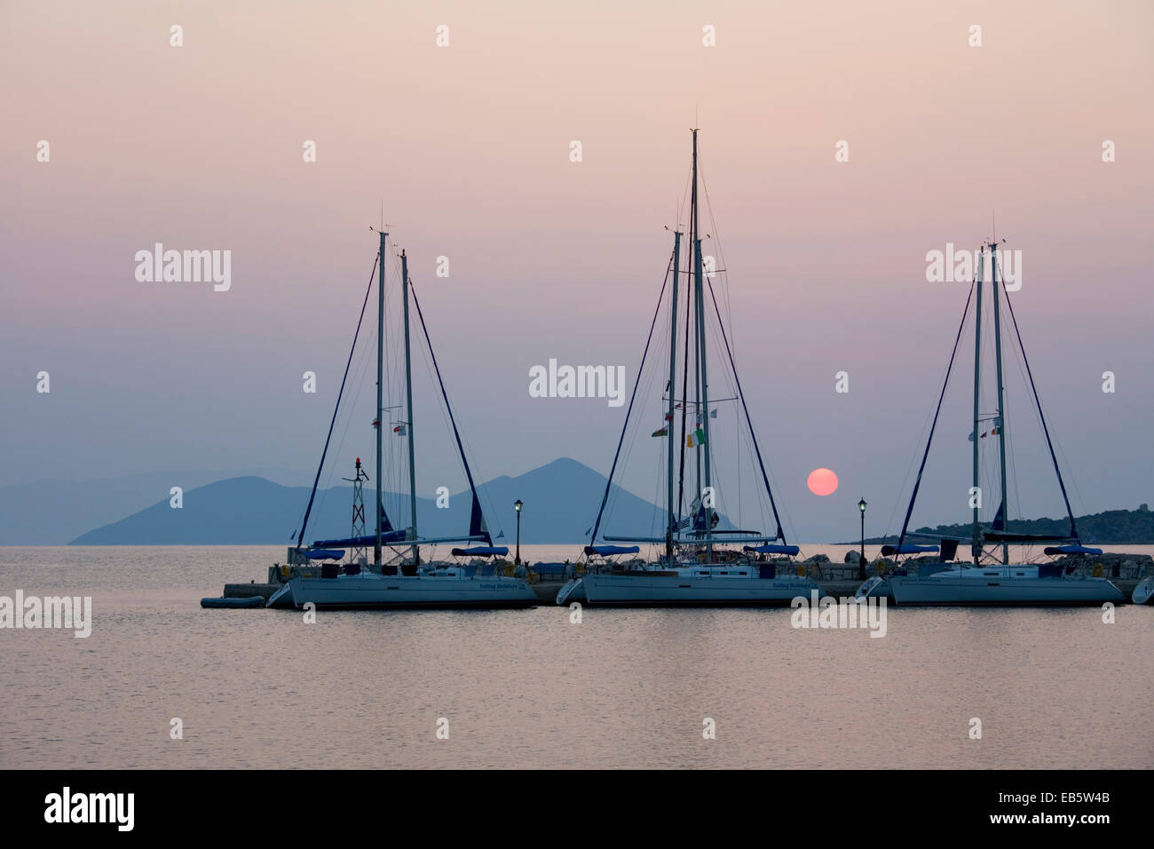 Frikes, Itaca, Isole Ionie, Grecia. Vista sul porto di sunrise, la lontana isola di Atokos visibile. Foto Stock