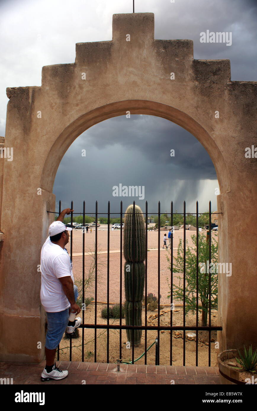 Nuvole di raccogliere oltre la missione di San Xavier del Bac è uno storico spagnolo missione cattolica si trova a sud di Tucson, Arizona Foto Stock