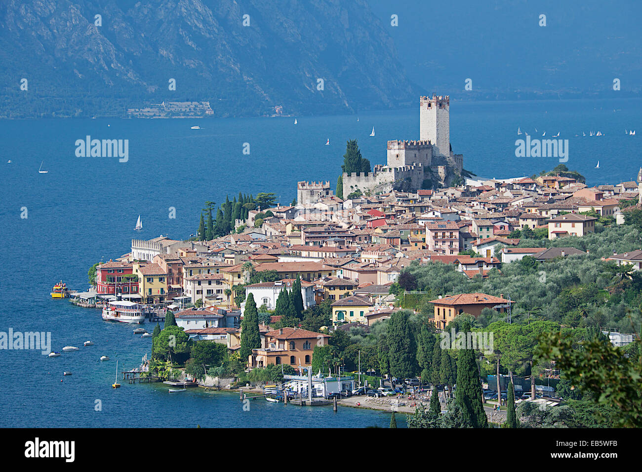Castello Scaligero e la cittadina lacustre di Malcesine Lago di Garda Italia Foto Stock