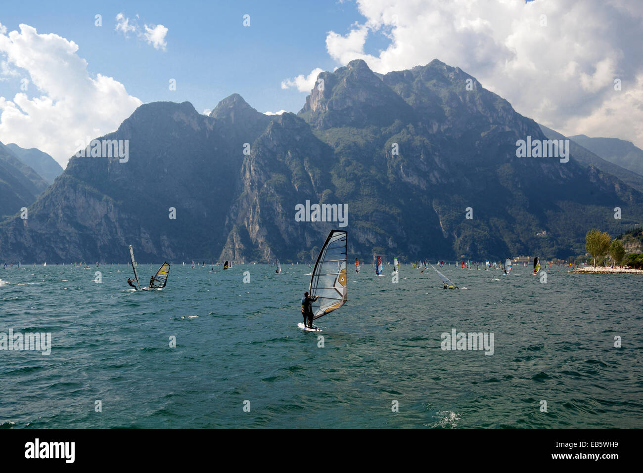 Windsurf a Torbole sul lago di Garda Italia Foto Stock