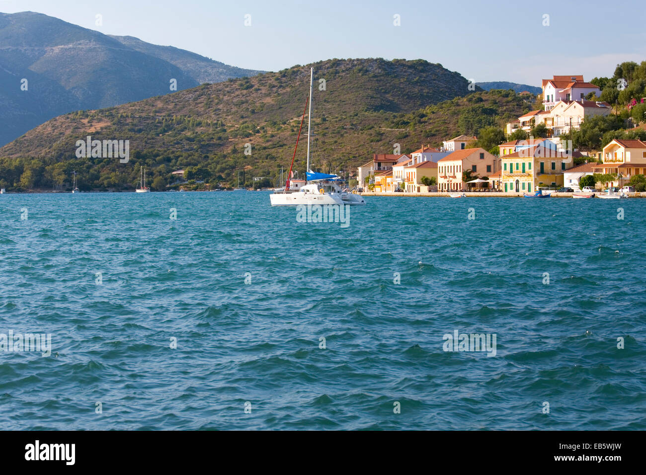 Vathi, Itaca, Isole Ionie, Grecia. Vista attraverso la instabile acque del porto. Foto Stock