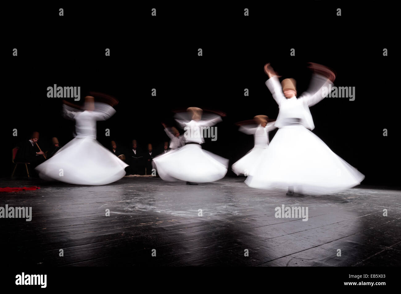 Whirling dervis mevlevi nel culto mostra Galata Istanbul. Foto Stock