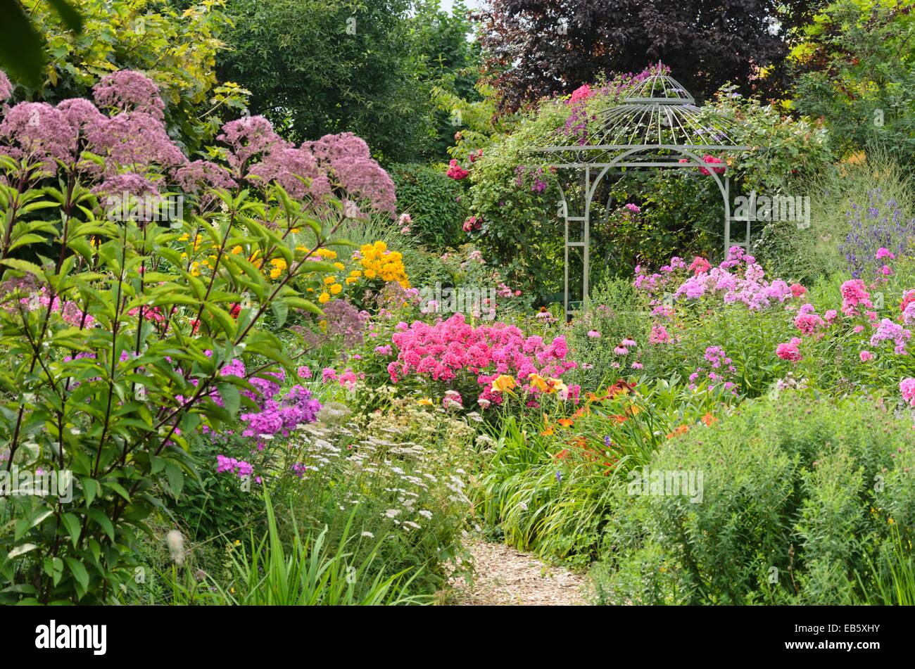 Joe-pye weed (eupatorium), giardino phlox (phlox paniculata) e rosa (rosa) con padiglione del giardino. design: marianne e detlef lüdke Foto Stock