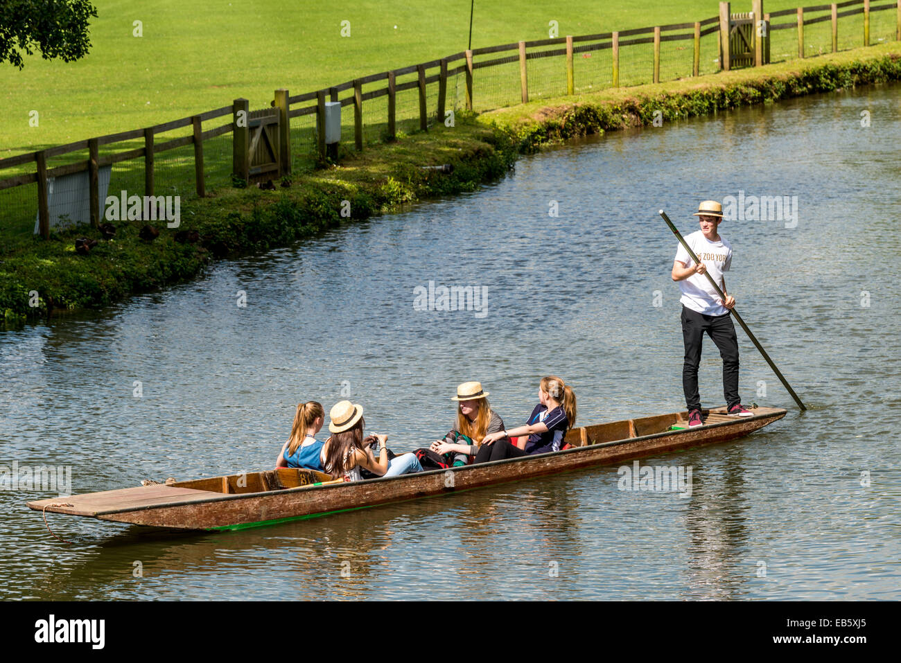 Gli studenti dell'Università di Oxford su un punt sul fiume Cherwell Foto Stock
