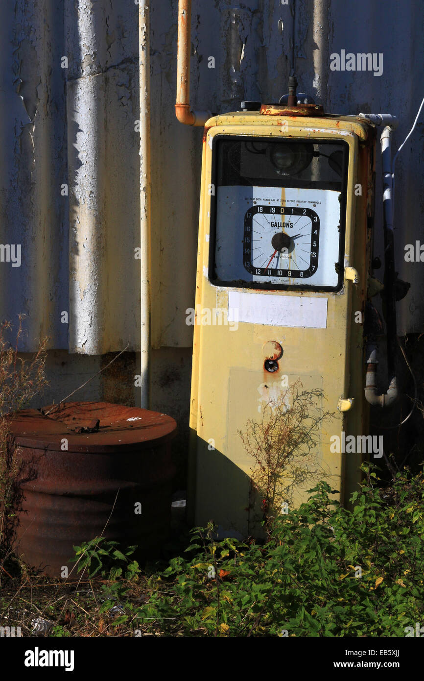 50s - anni cinquanta, abbandonati, Avery, Avery-Hardoll, BP, abbandonata, dispenser, carburante, il gas Hardoll, benzina, la pompa Foto Stock