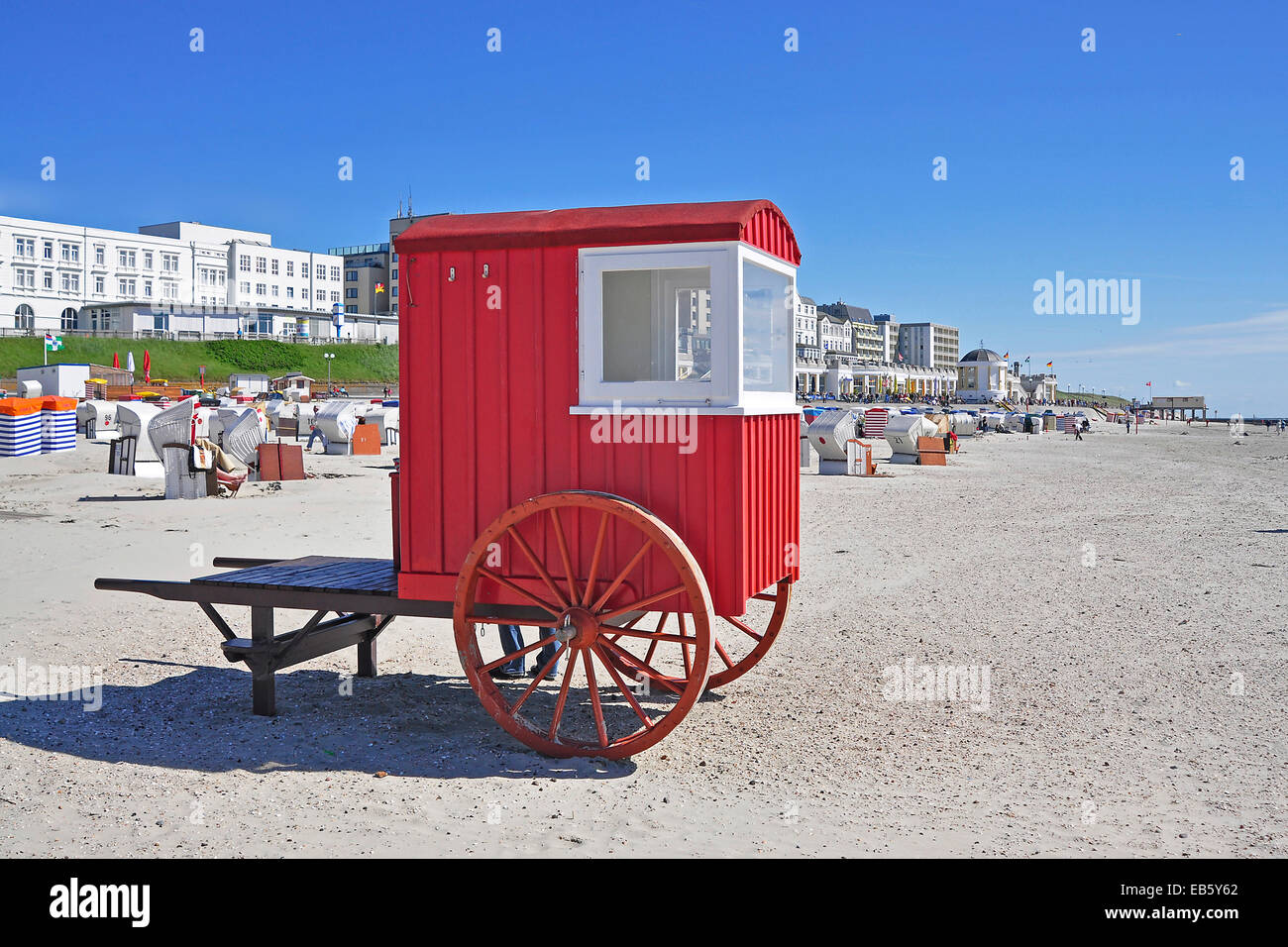 Roter Badekarren auf Borkum Foto Stock