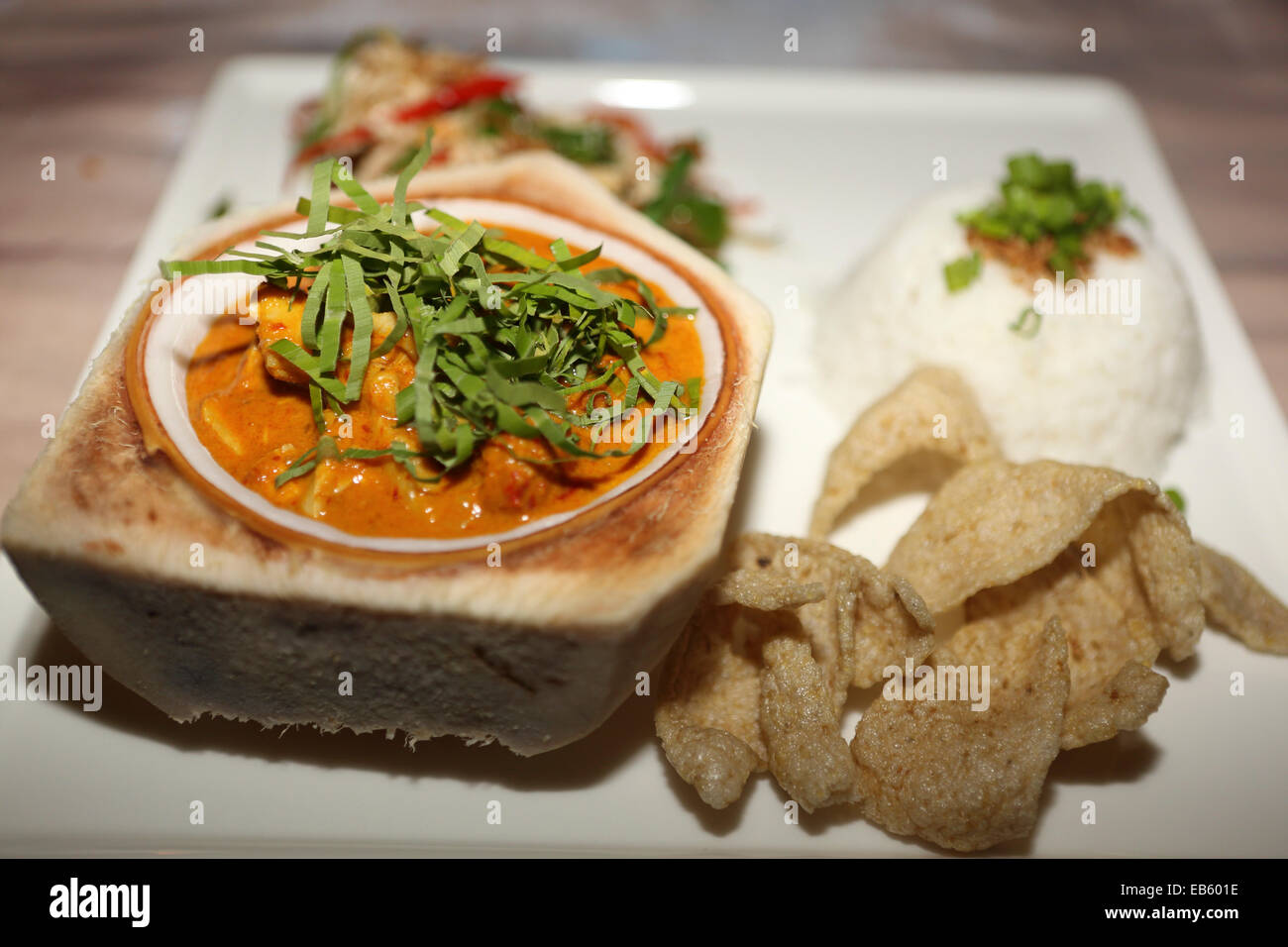 Pollo al curry perchik servito con riso al vapore e cracker ai gamberi. Il tradizionale piatto malese è servita presso la Danna hotel o Foto Stock