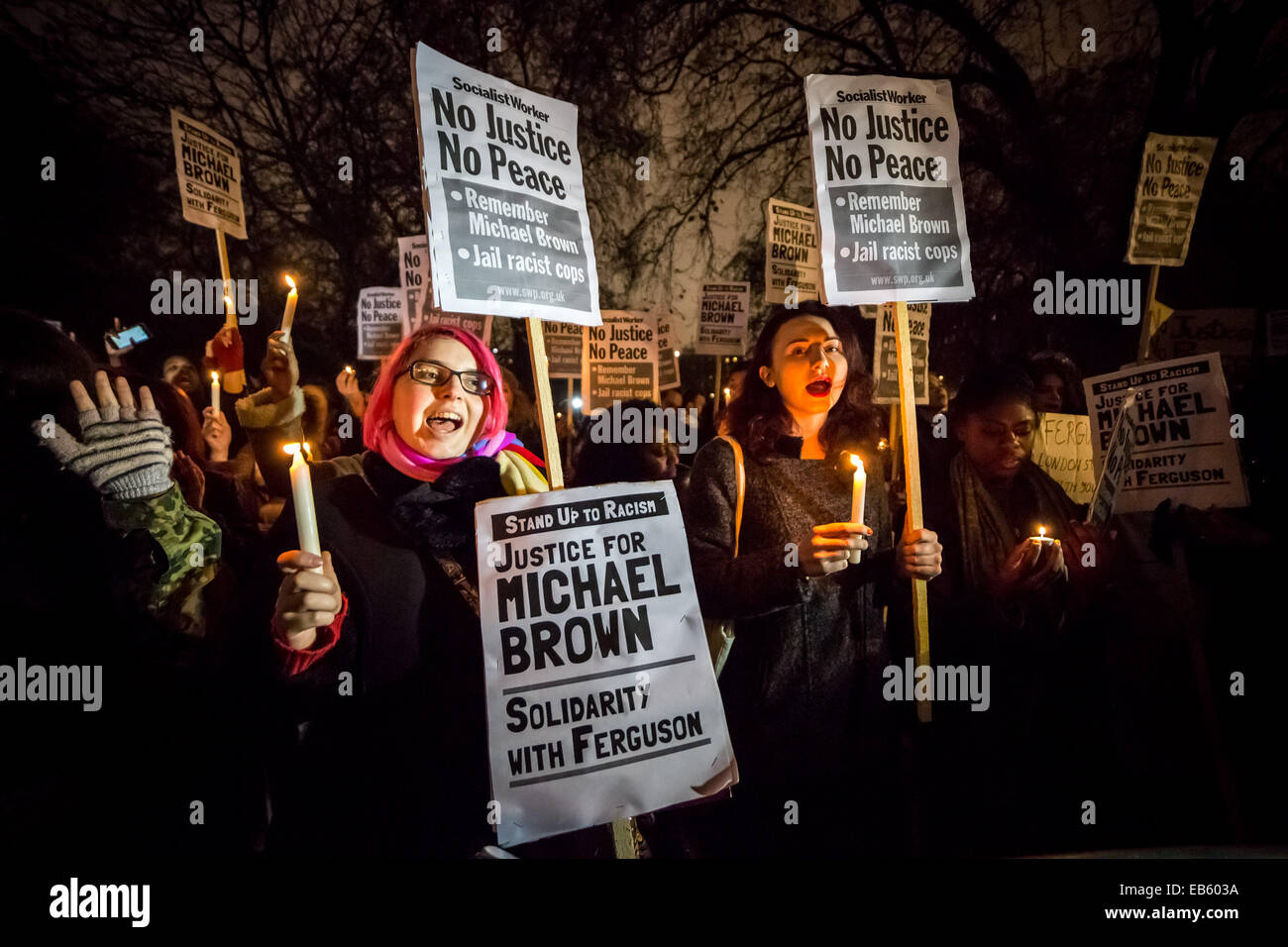 Giustizia per Michael Brown. Circa 200 manifestanti e sostenitori di nero vive la materia e Stand fino al razzismo si radunano davanti all'Ambasciata degli Stati Uniti a Londra in solidarietà per la recente morte di Michael Brown. Il 9 agosto 2014, Michael Brown Jr., un 18-anno-vecchio americano africano uomo, fu fatalmente di colpo da 28-anno-vecchio Ferguson bianco funzionario di polizia Darren Wilson nella città di Ferguson, Missouri, Stati Uniti. Foto Stock