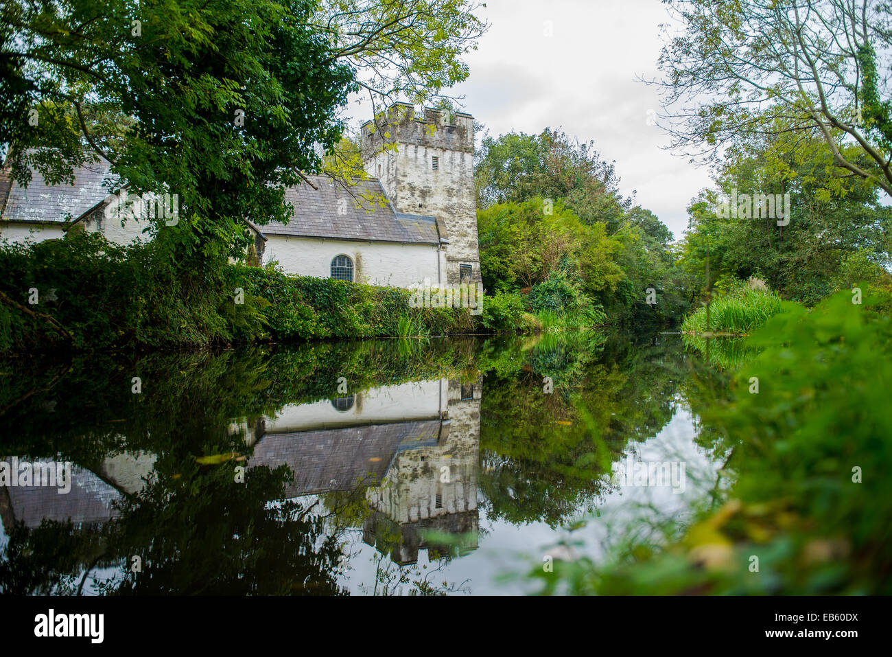 Mercoledì 26 Novembre 2014 nell'immagine: St Illtyd chiesa sul Neath canal a Llantwit Re: Viste di Neath, Neath Port Talbo Foto Stock