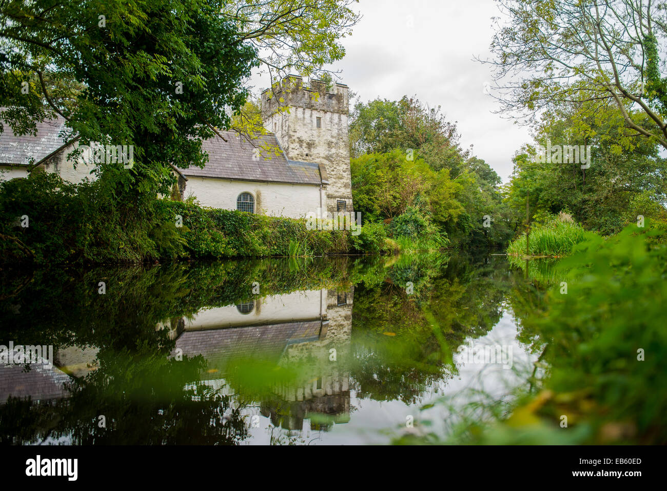 Mercoledì 26 Novembre 2014 nell'immagine: St Illtyd chiesa sul Neath canal a Llantwit Re: Viste di Neath, Neath Port Talbo Foto Stock