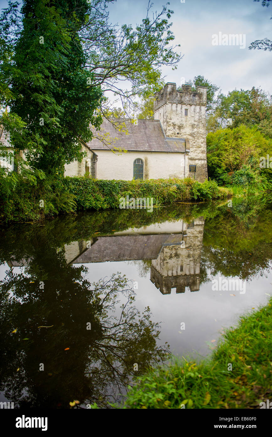 Mercoledì 26 Novembre 2014 nell'immagine: St Illtyd chiesa sul Neath canal a Llantwit Re: Viste di Neath Foto Stock