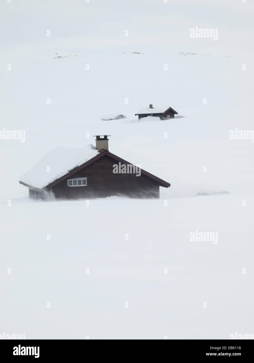 Rifugi in montagna in inverno il paesaggio con vento neve soffiata in primo piano Foto Stock