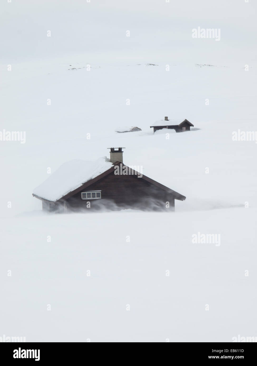 Rifugi in montagna in inverno il paesaggio con vento neve soffiata in primo piano Foto Stock
