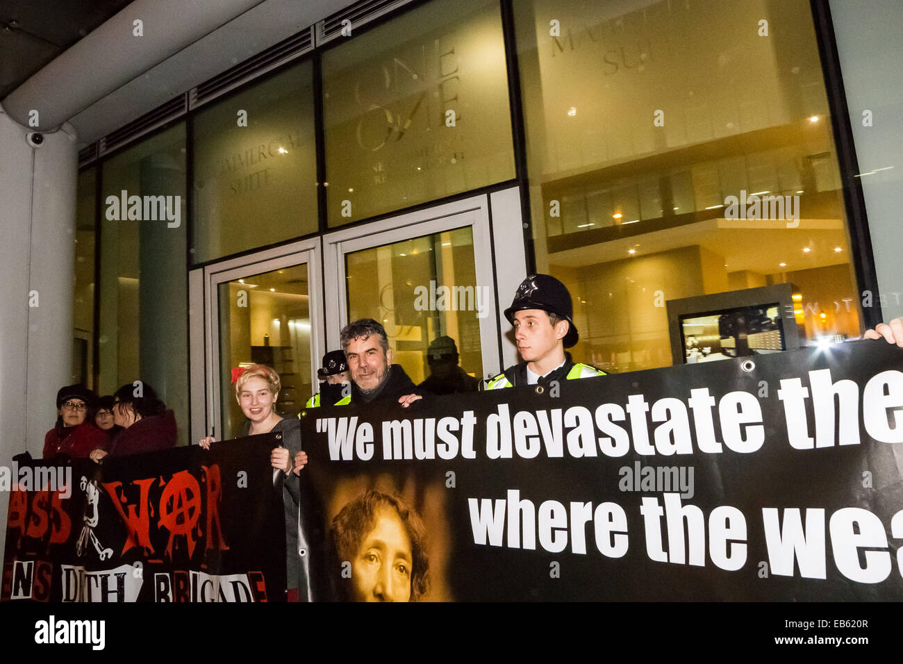 Londra, Regno Unito. 26 Nov, 2014. Guerra di classe "poveri" porta la segregazione di credito di protesta: Guy Corbishley/Alamy Live News Foto Stock