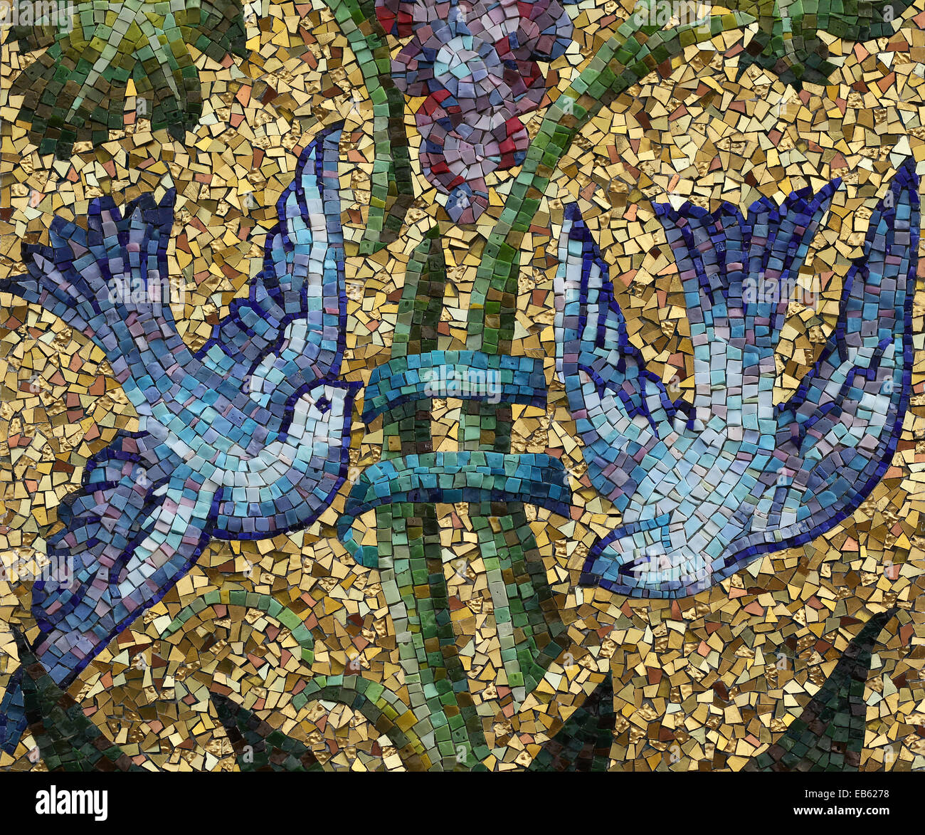 Due piccioni battenti intorno a un vitigno. Mosaico di vetro colorato smalts sulla terra dorata. La Scuola Mosaicisti del Friuli, Spilimbergo, Italia. Foto Stock