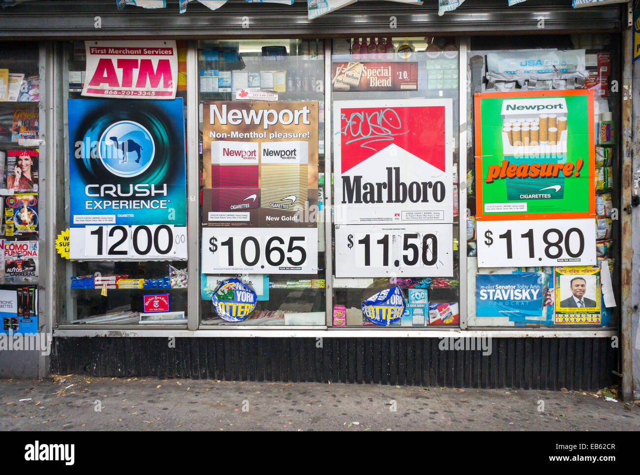 Pubblicità per le sigarette sulla parete di un negozio di alimentari in New York Foto Stock