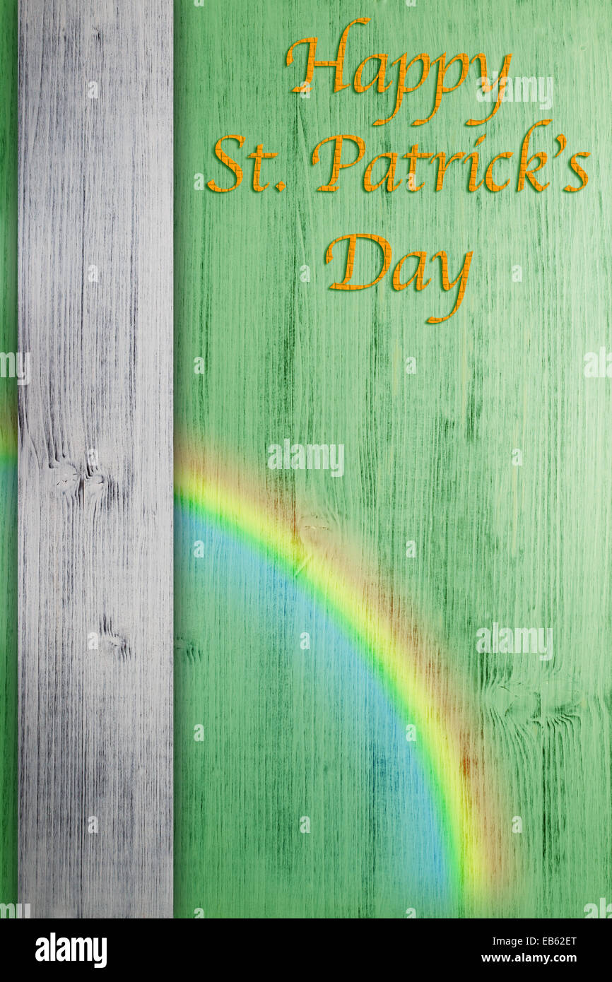 Il giorno di San Patrizio nel biglietto di auguri con legno verde, sfondo arcobaleno, un bianco bordo in legno e testo. Felice per il giorno di San Patrizio Foto Stock