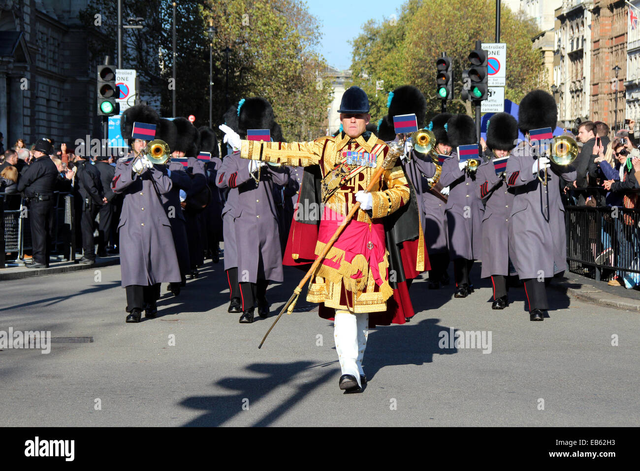 Un senior grande tamburo portando la banda delle guardie irlandesi da il cenotafio in Whitehall, Londra, sul ricordo Domenica, 2014. Foto Stock