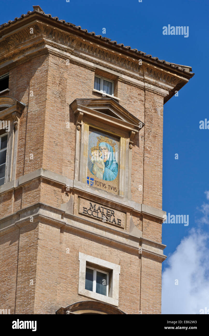 Una pittura religiosa della donna e bambino sulla parete esterna di un edificio dalla basilica di San Pietro in Vaticano a Roma, Italia. Foto Stock