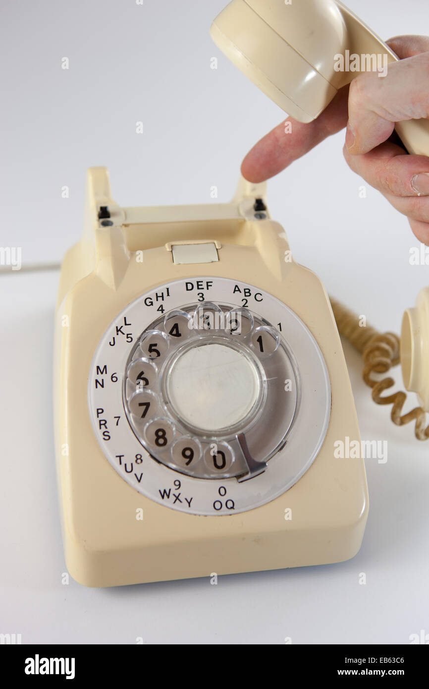 Riagganciare una chiamata su un vecchio telefono. Foto Stock