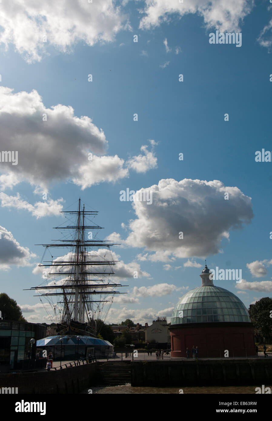 Greenwich Pier con Cutty Sark in background e l'ingresso al piede di Greenwich (tunnel che passa sotto il Tamigi) Foto Stock