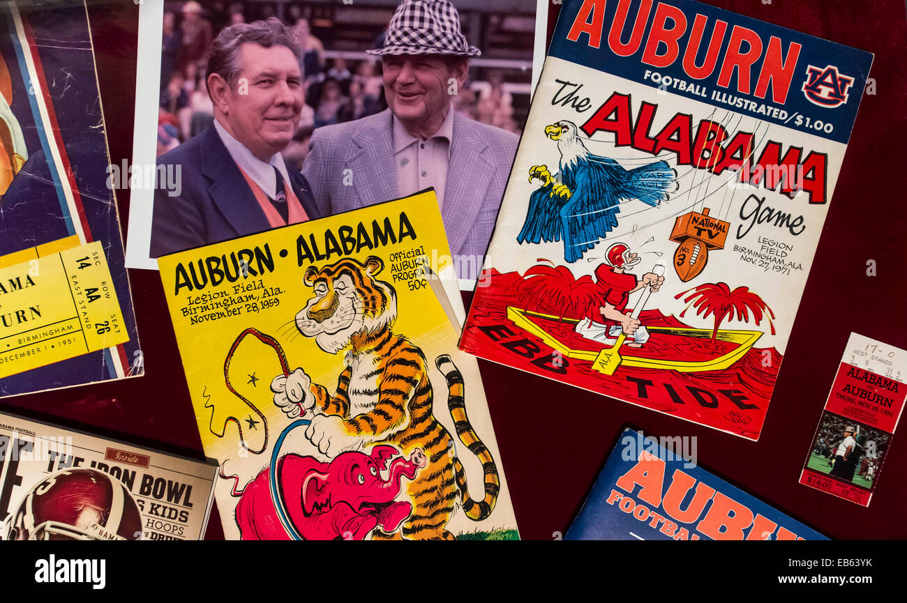 Tuscaloosa, Alabama, Stati Uniti d'America. 26 Nov, 2014. Un display al Paul W. Bryant Museo sul campus della University of Alabama. Il museo onora la storia del calcio presso la scuola, con speciale enfasi sul mitico autobus, Paolo ''Orso'' Bryant. Il 2014 Coppa di ferro gioco sarà svolto presso Bryant-Denny Stadium di Tuscaloosa il 29 novembre contro Auburn University. © Brian Cahn/ZUMA filo/Alamy Live News Foto Stock