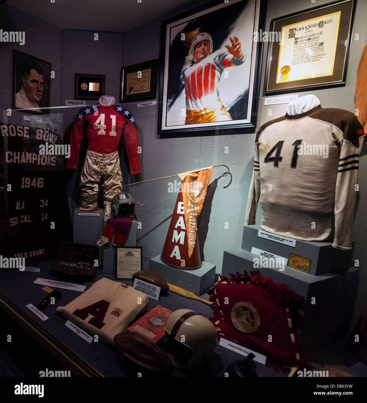 Tuscaloosa, Alabama, Stati Uniti d'America. 26 Nov, 2014. Un display al Paul W. Bryant Museo sul campus della University of Alabama. Il museo onora la storia del calcio presso la scuola, con speciale enfasi sul mitico autobus, Paolo ''Orso'' Bryant. Il 2014 Coppa di ferro gioco sarà svolto presso Bryant-Denny Stadium di Tuscaloosa il 29 novembre contro Auburn University. © Brian Cahn/ZUMA filo/Alamy Live News Foto Stock