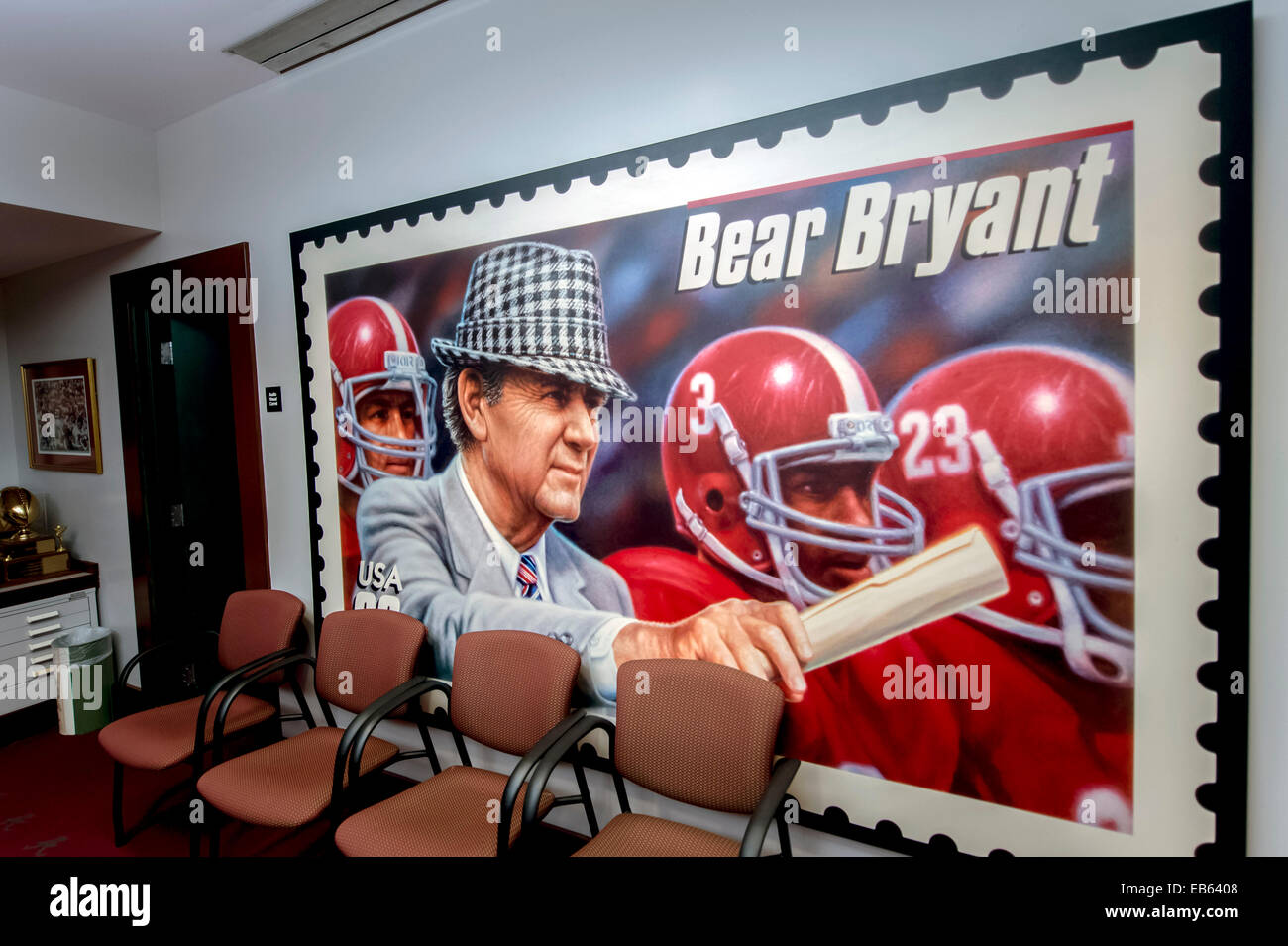 Tuscaloosa, Alabama, Stati Uniti d'America. 26 Nov, 2014. Un sovradimensionati replica di un orso Bryant timbro appeso su una parete negli uffici di Paolo W. Bryant Museo sul campus della University of Alabama. Il museo onora la storia del calcio presso la scuola, con speciale enfasi sul mitico autobus, Paolo ''Orso'' Bryant. Il 2014 Coppa di ferro gioco sarà svolto presso Bryant-Denny Stadium di Tuscaloosa il 29 novembre contro Auburn University. © Brian Cahn/ZUMA filo/Alamy Live News Foto Stock