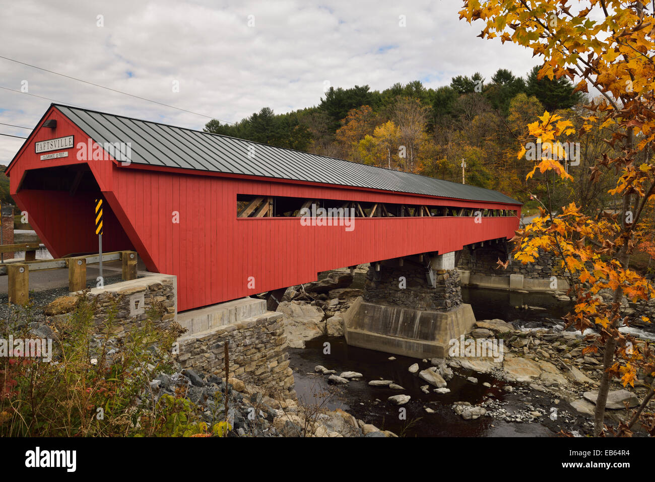 Recentemente rinnovato Taftsville rosso ponte coperto sul fiume Ottauquechee Vermont USA in autunno Foto Stock