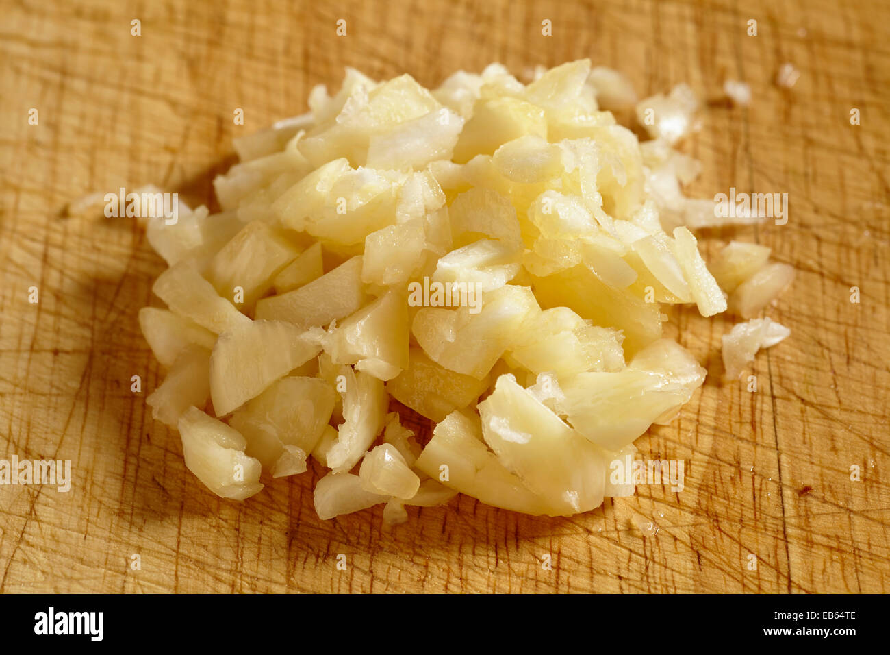 Un trito di aglio fresco su un legno tagliere Foto Stock