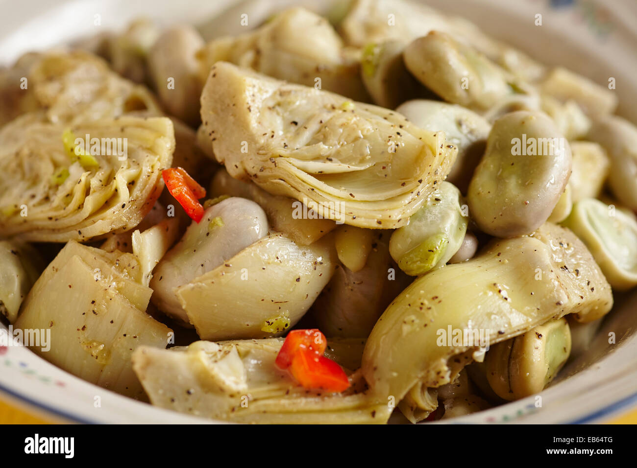 Un trito di carciofo e Fava Insalata di fagioli: Salatet stolto Akhdar Foto Stock