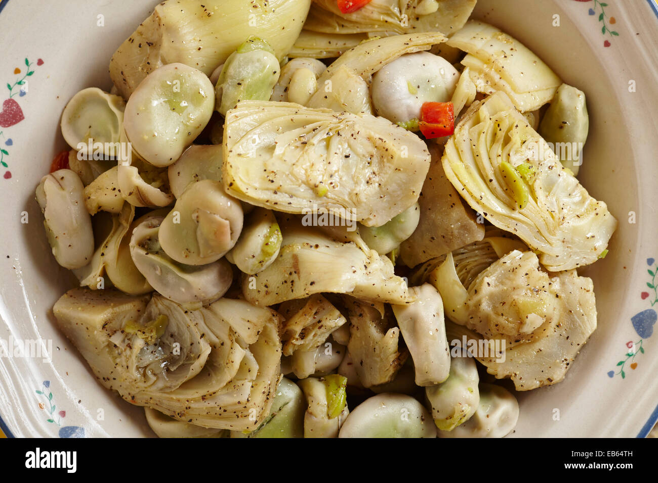 Un trito di carciofo e Fava Insalata di fagioli: Salatet stolto Akhdar Foto Stock