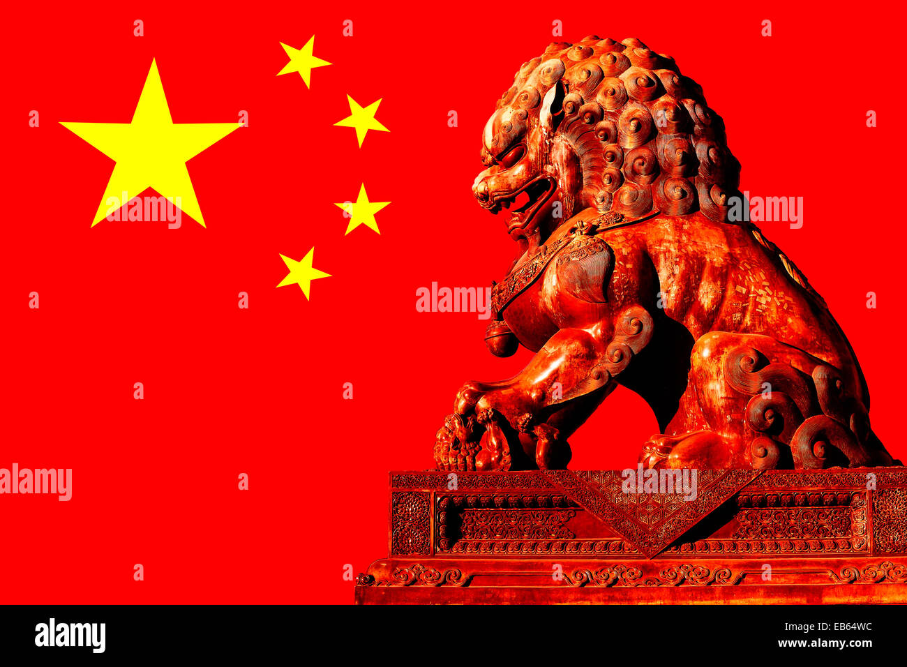 Bandiera nazionale cinese e la statua del leone Foto Stock Bandiera nazionale cinese e la statua del leone Foto Stock