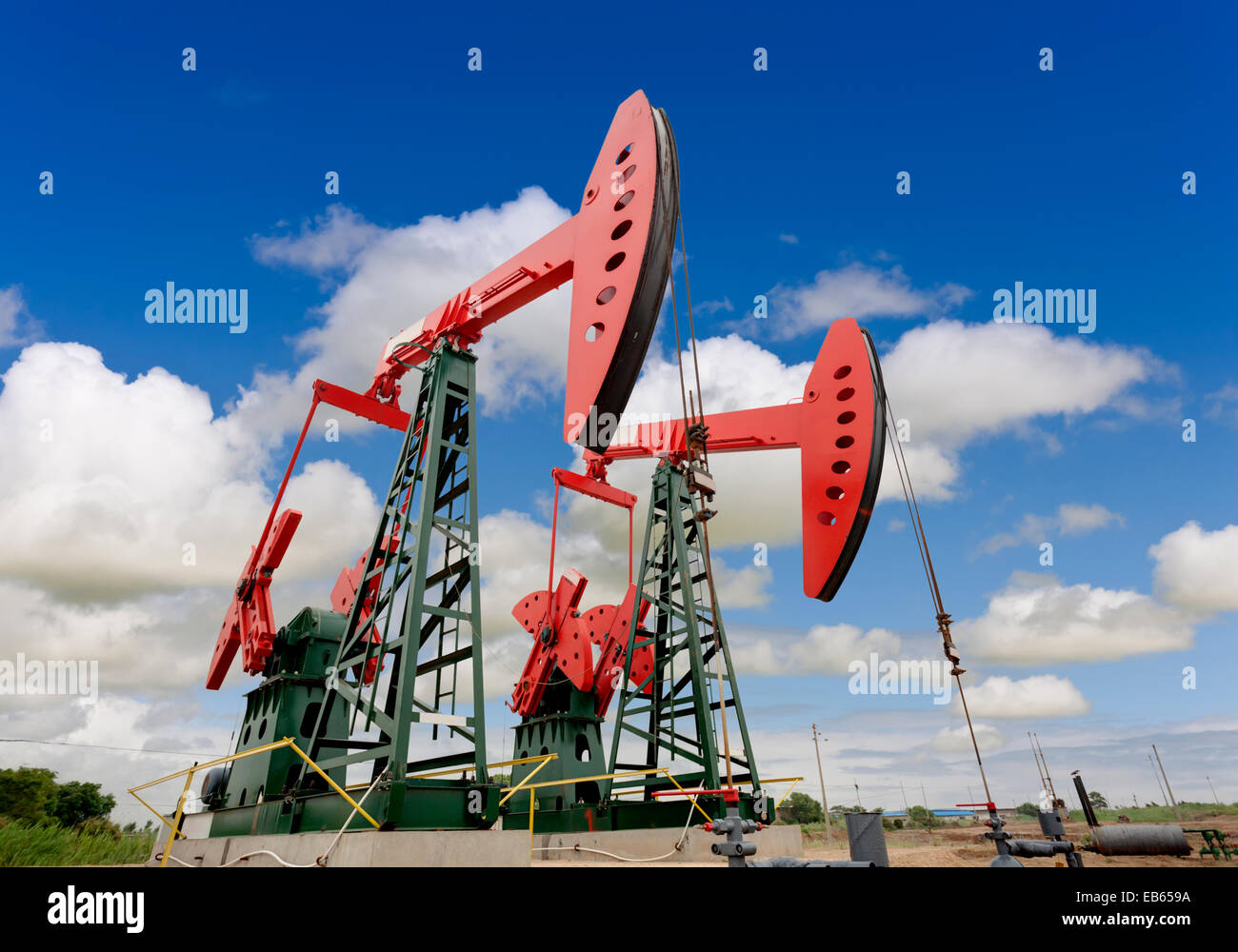 Di lavoro della pompa olio martinetti su un campo di olio Foto Stock