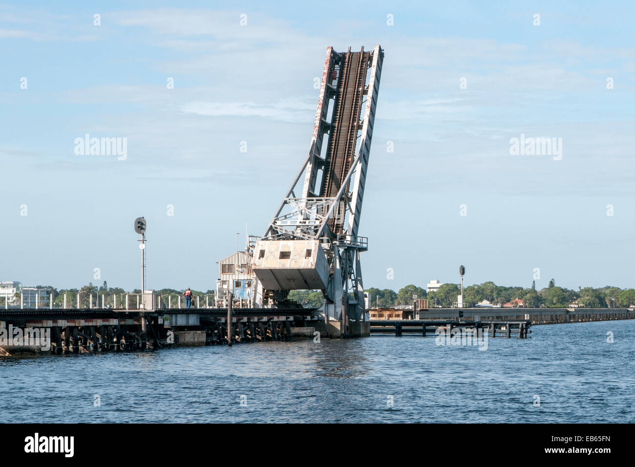 A bilico railroad ponte levatoio è sollevata. Situato in Bradenton, Florida. Foto Stock