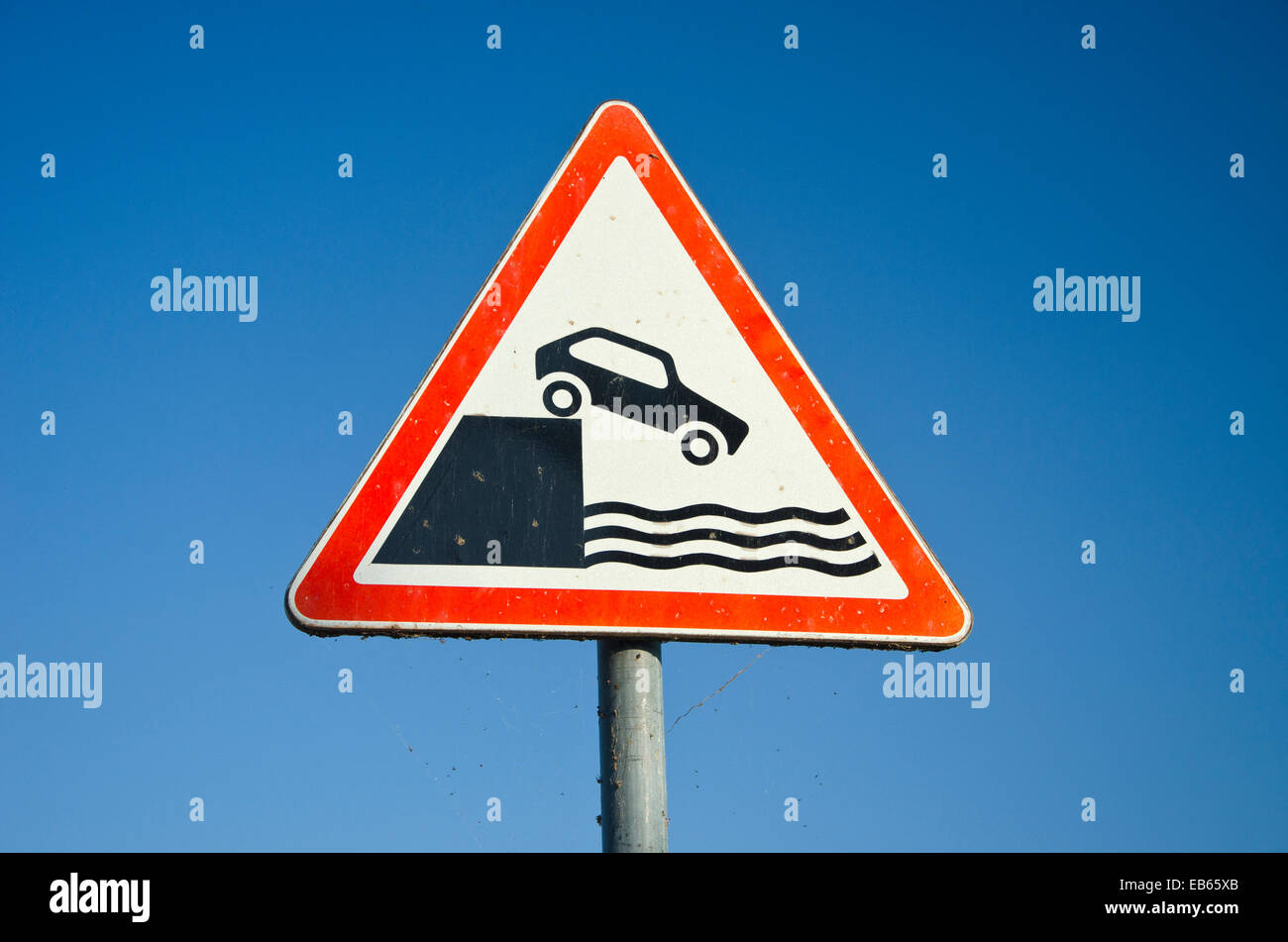 Luci di segnaletica stradale su sfondo cielo vicino alla costa del mare in  zona Porto Foto stock - Alamy