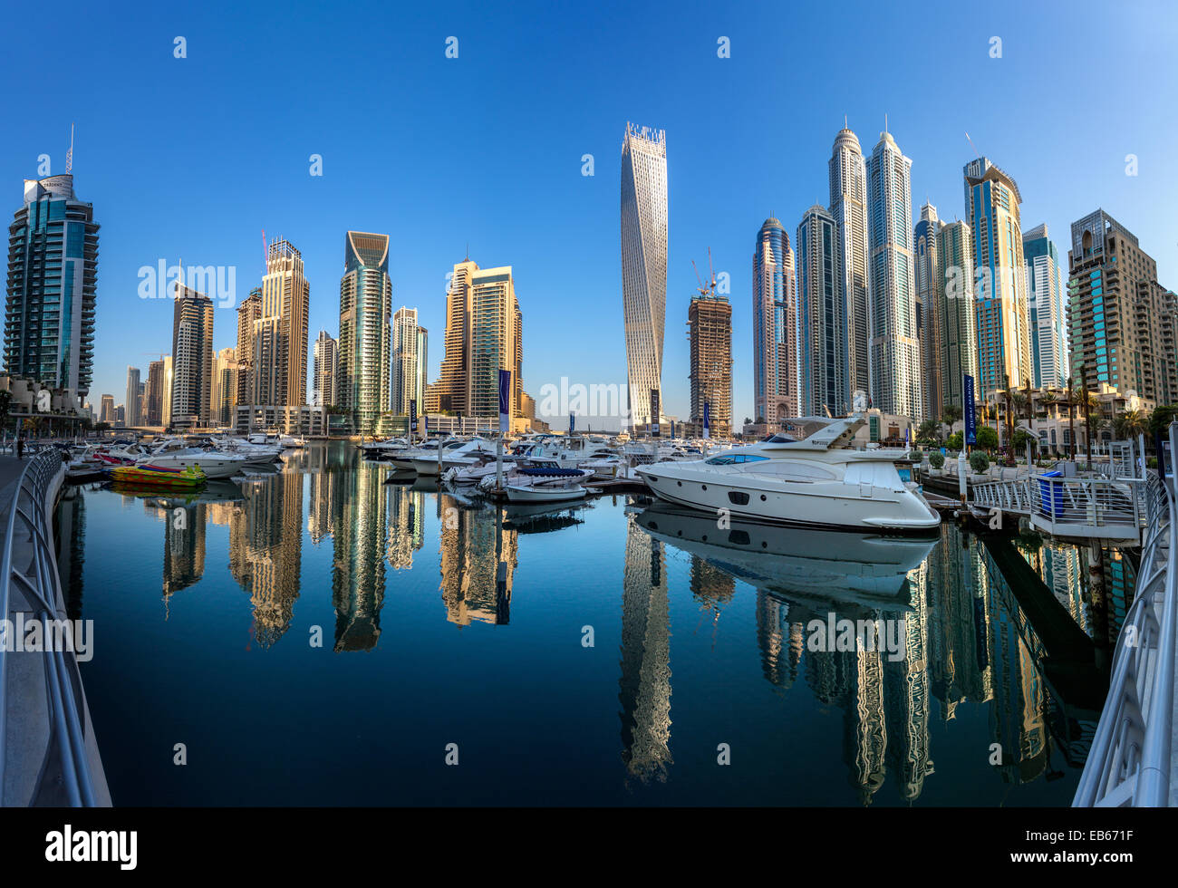 DUBAI, Emirati Arabi Uniti - 12 ottobre: edifici moderni a Dubai Marina, Dubai, EAU. Nella città di canale artificiale lunghezza di 3 chilometri Foto Stock