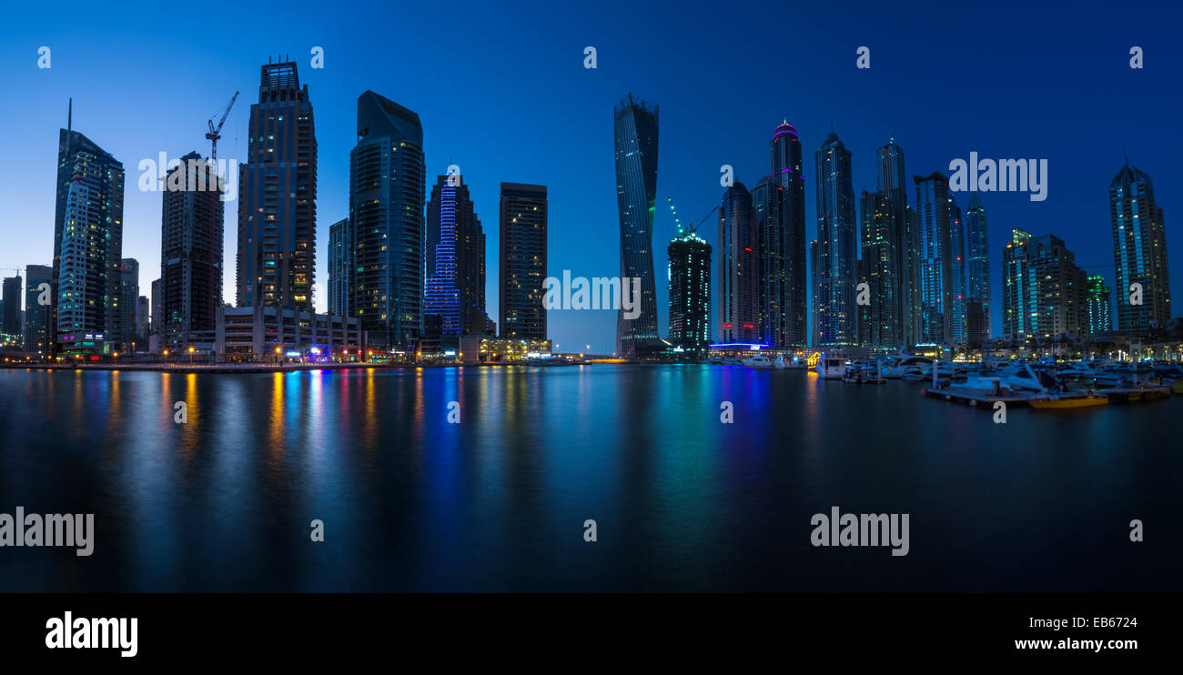 DUBAI, Emirati Arabi Uniti - 15 ottobre: edifici moderni a Dubai Marina, Dubai, EAU. Nella città di canale artificiale lunghezza di 3 chilometri Foto Stock