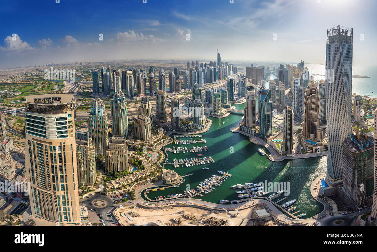 DUBAI, Emirati Arabi Uniti - OKTOBER 10: edifici moderni a Dubai Marina, Dubai, EAU. Nella città di canale artificiale lunghezza di 3 chilometri Foto Stock