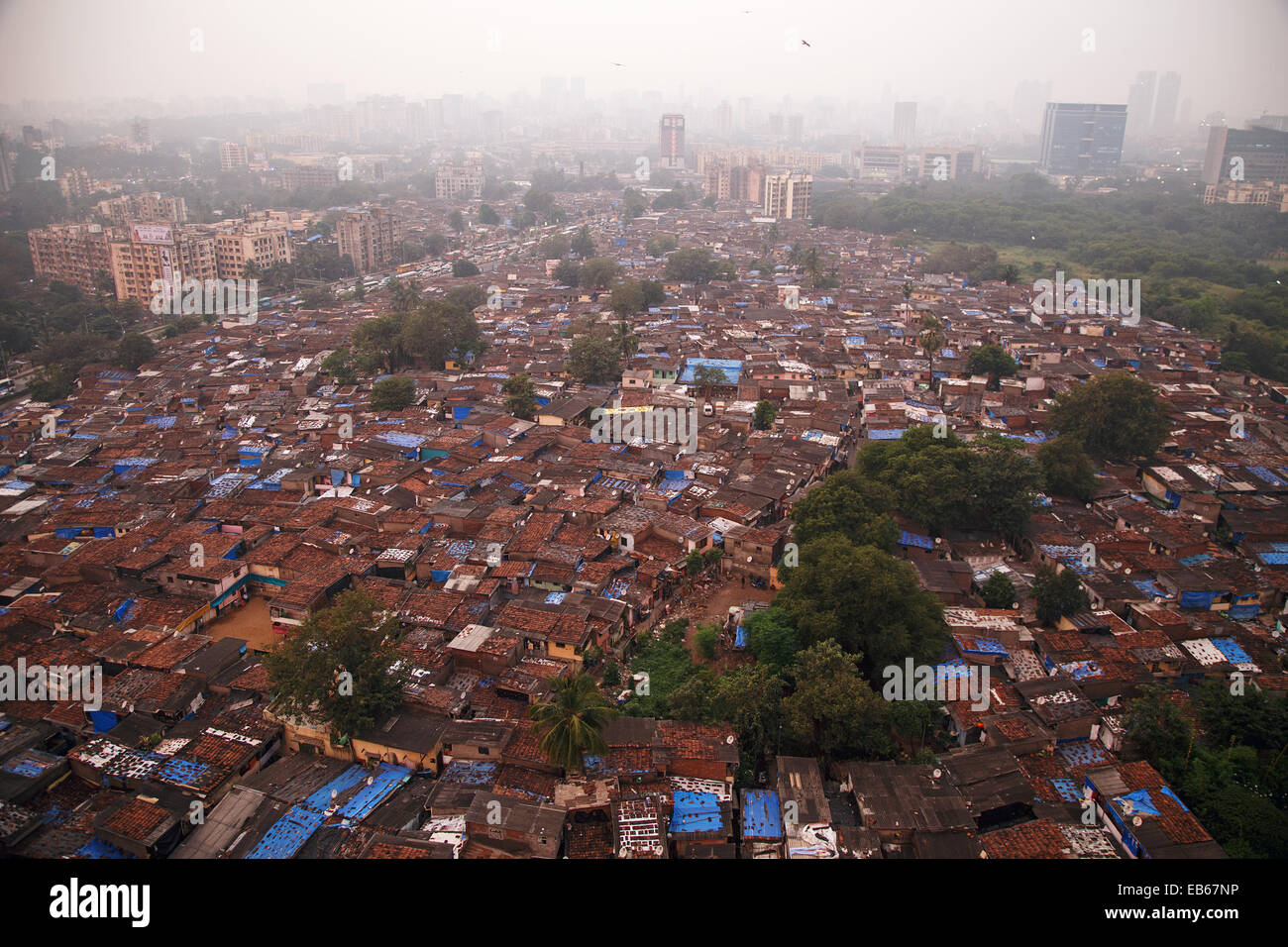 Una vista su una delle baraccopoli in Jogeshwari - Goreagaon area Est nei sobborghi di Mumbai, India. Foto Stock