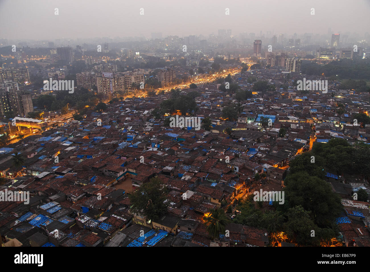 Una vista su una delle baraccopoli in Jogeshwari - Goreagaon area Est nei sobborghi di Mumbai, India. Foto Stock