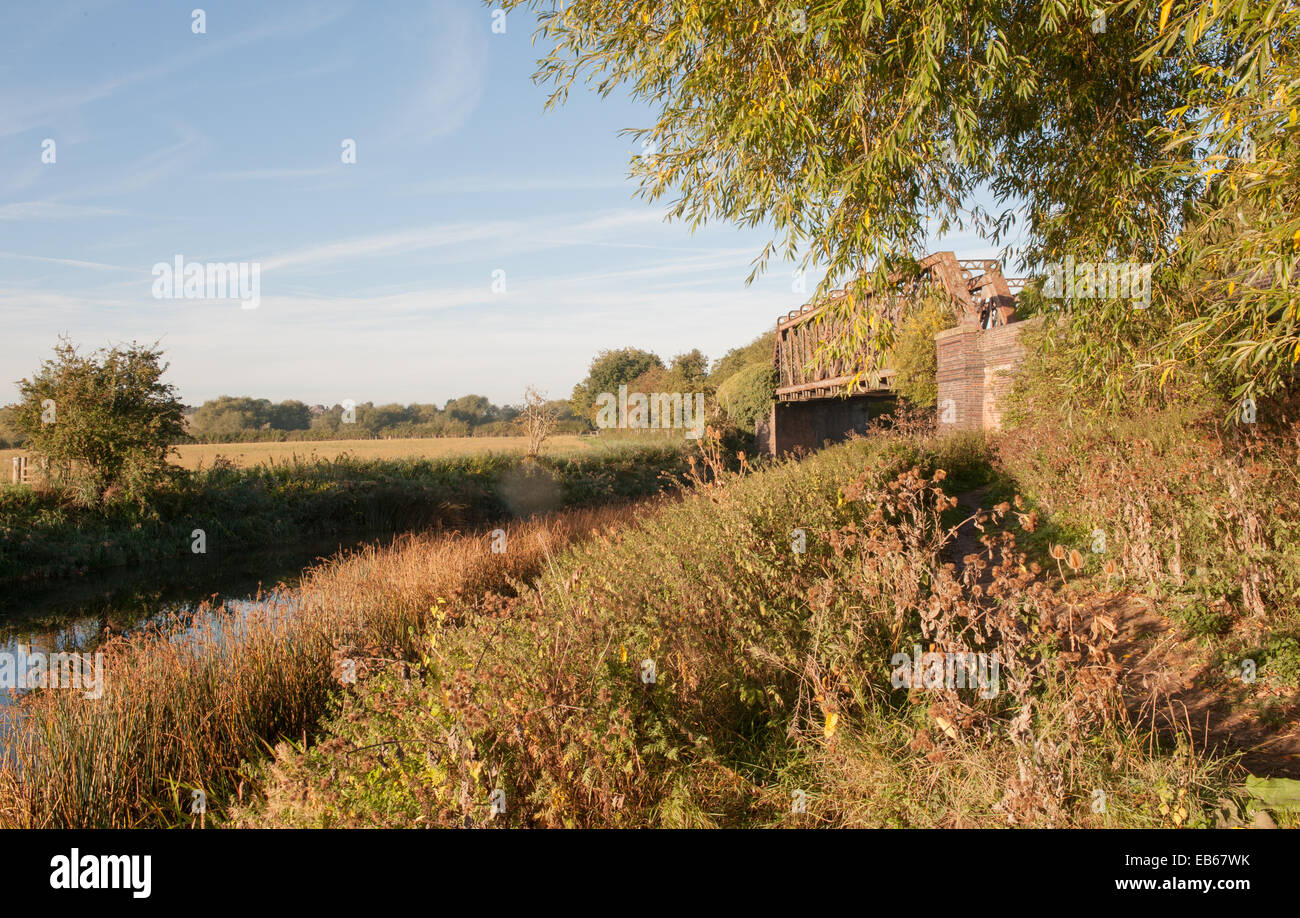 Stannals metallo in disuso il ponte ferroviario sul Greenway a Stratford-upon-Avon, Warwickshire, Inghilterra, Regno Unito Foto Stock