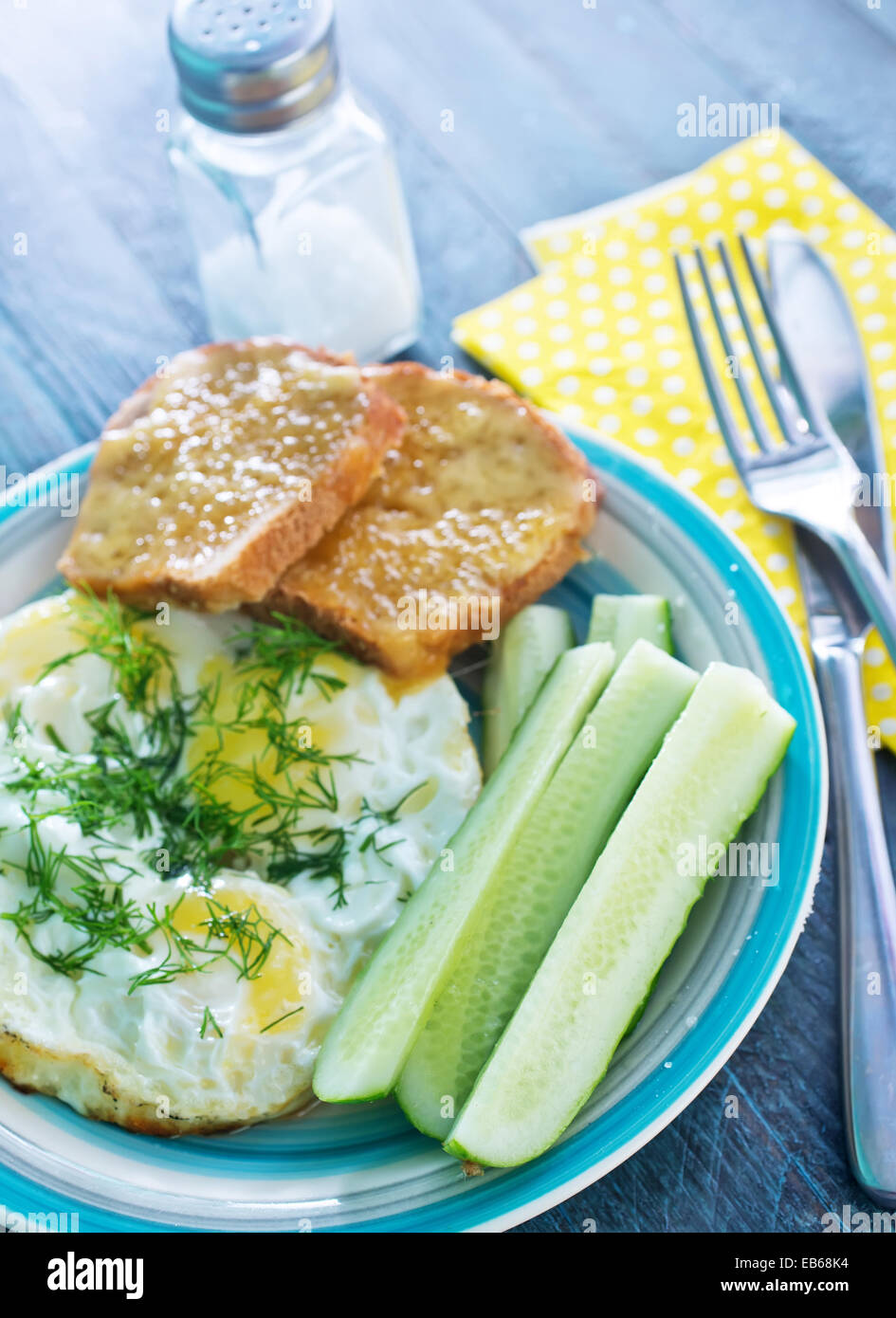 Uova fritte e toast sulla piastra Foto Stock