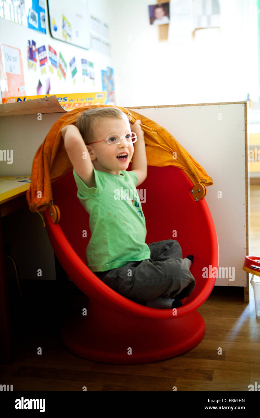 BAMBINO AUTISTICO Foto Stock