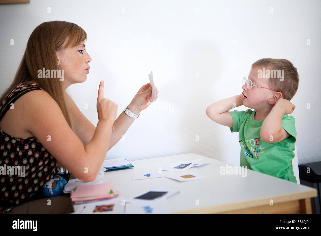 BAMBINO AUTISTICO Foto Stock