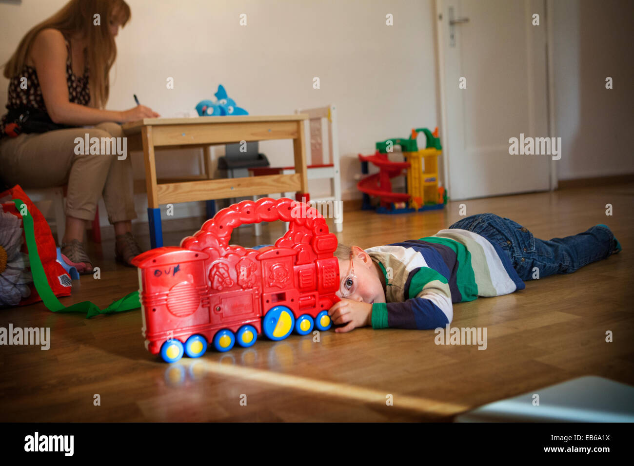BAMBINO AUTISTICO Foto Stock
