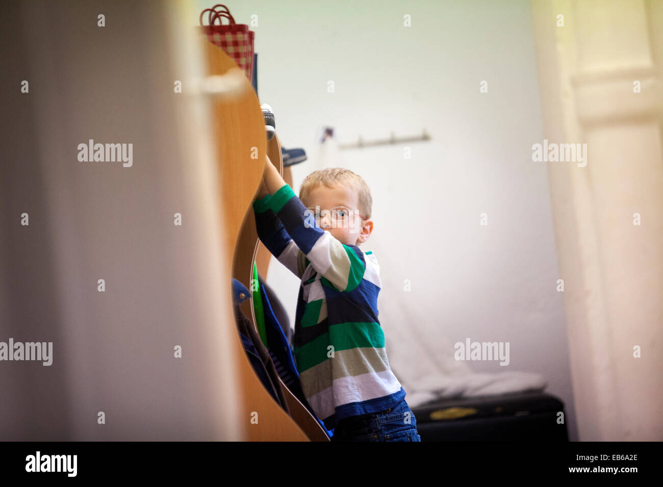 BAMBINO AUTISTICO Foto Stock