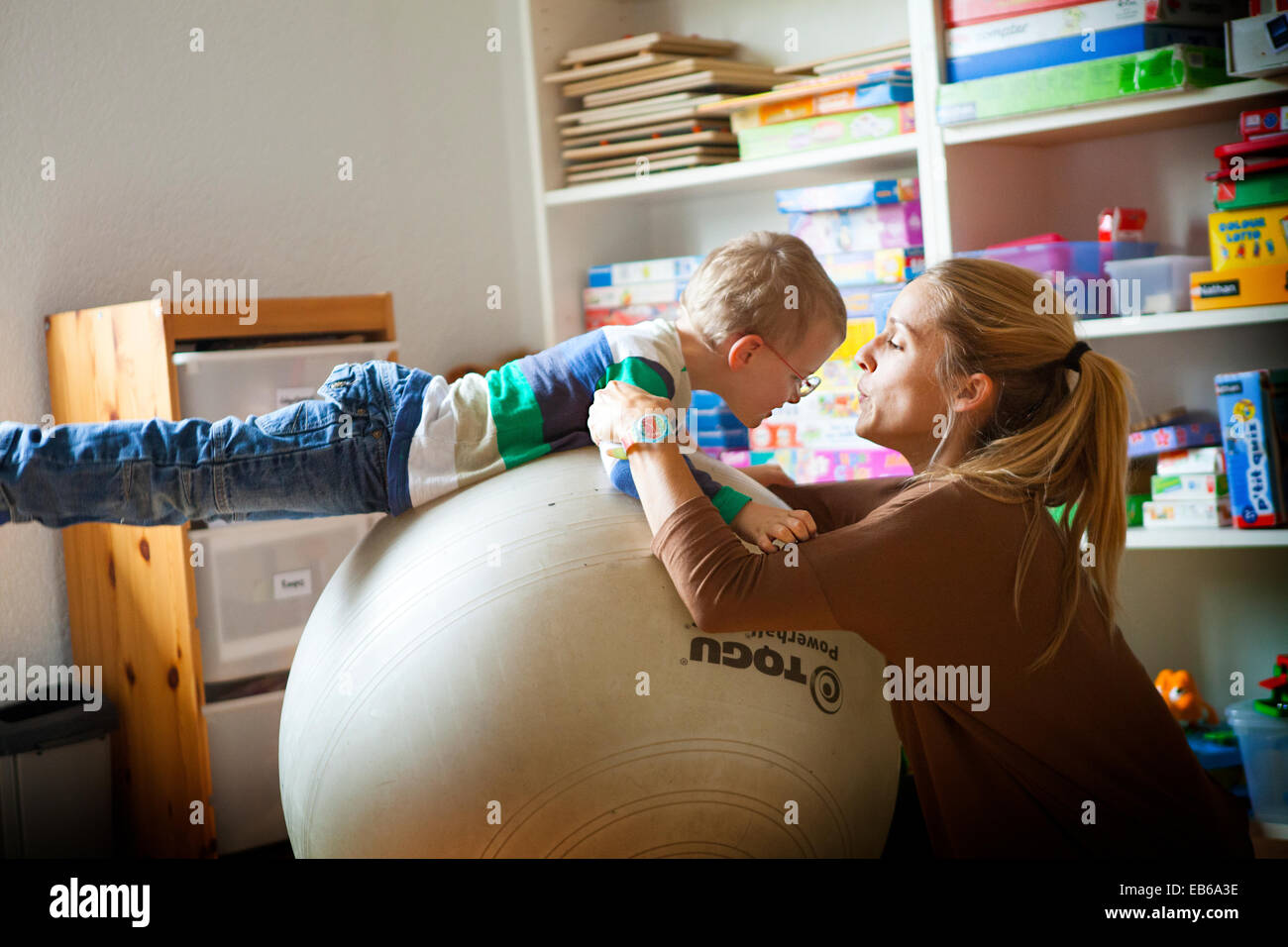 BAMBINO AUTISTICO Foto Stock