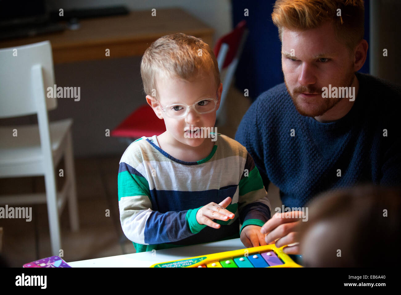 BAMBINO AUTISTICO Foto Stock