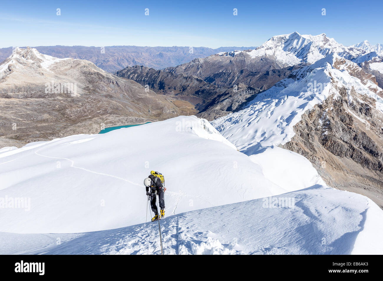 Rappelling da Tocllaraju (6032m), valle Ishinca, Cordillera Blanca, Ande, Perù, Sud America Foto Stock